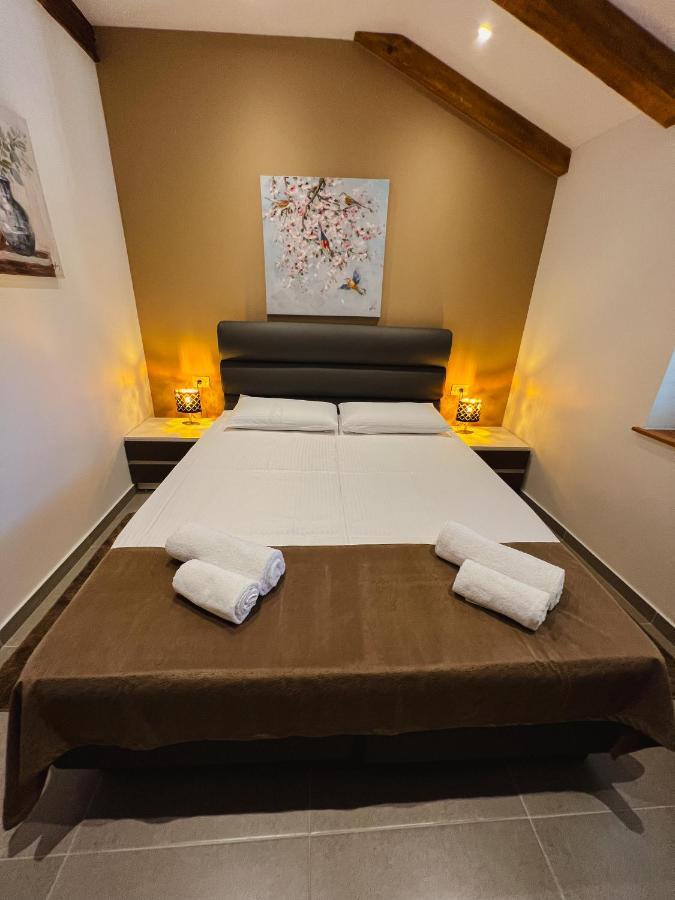 Aaa & With Free Parking Apartament Pula